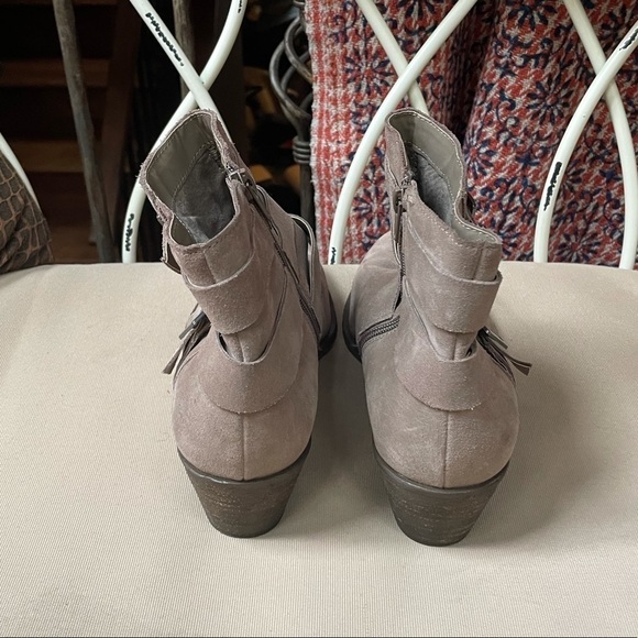 Sole Society Nelmaeye Suede Bootie Taupe Size 8.5 - Picture 6 of 10